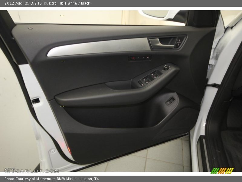 Ibis White / Black 2012 Audi Q5 3.2 FSI quattro