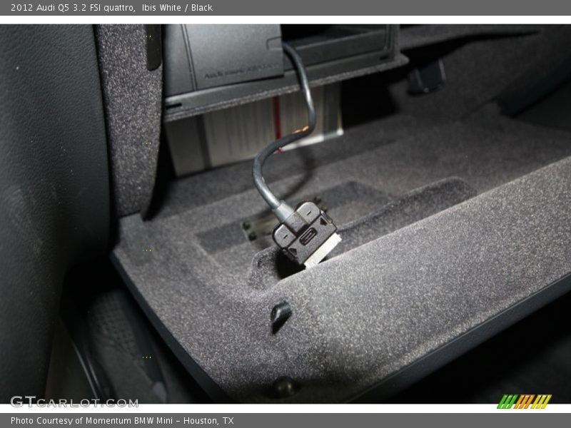 Ibis White / Black 2012 Audi Q5 3.2 FSI quattro