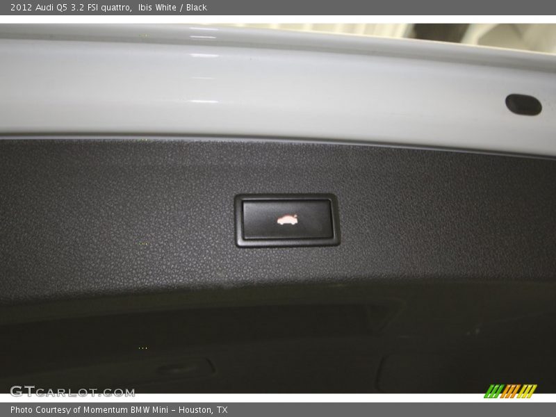 Ibis White / Black 2012 Audi Q5 3.2 FSI quattro