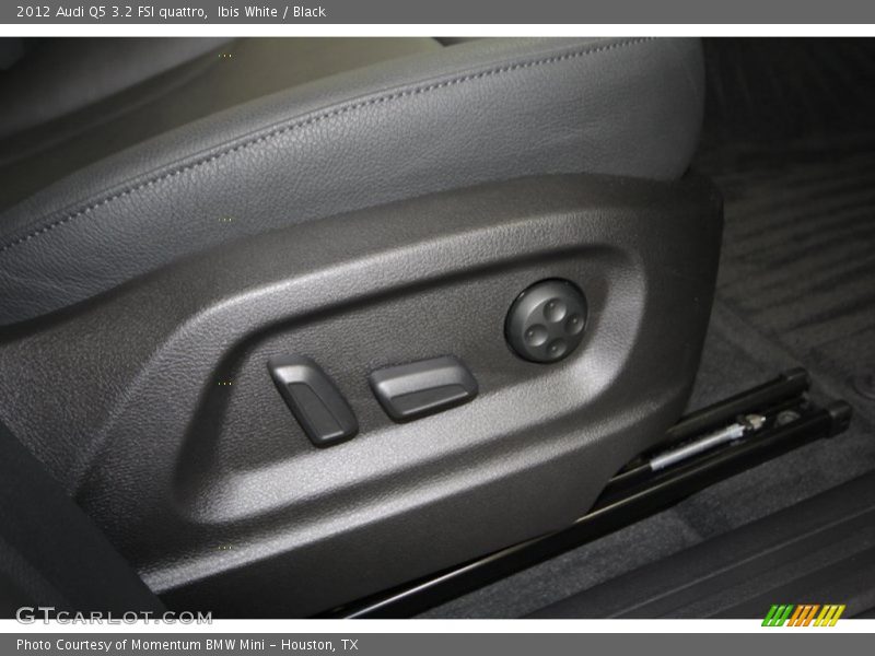 Ibis White / Black 2012 Audi Q5 3.2 FSI quattro