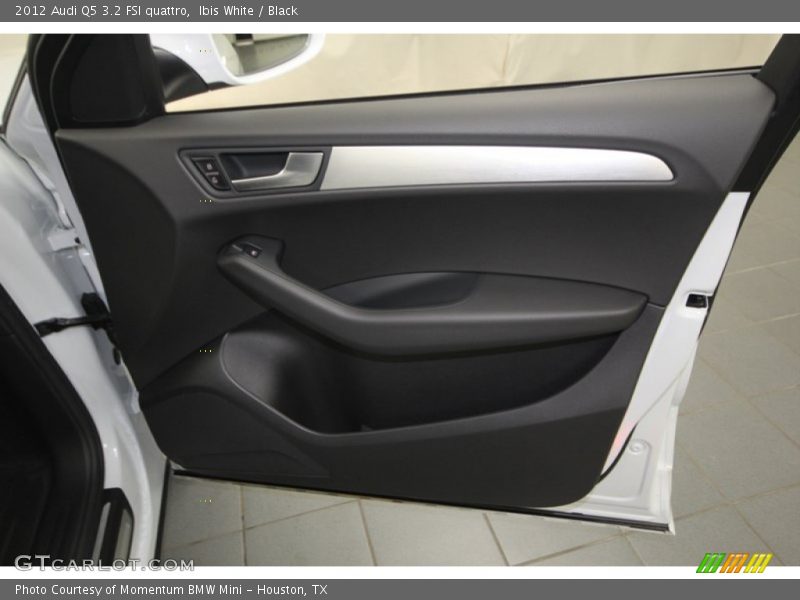 Ibis White / Black 2012 Audi Q5 3.2 FSI quattro