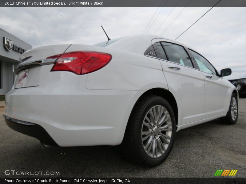 Bright White / Black 2013 Chrysler 200 Limited Sedan