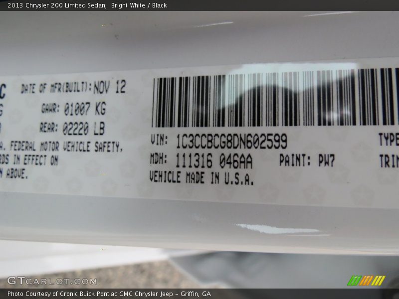 Bright White / Black 2013 Chrysler 200 Limited Sedan