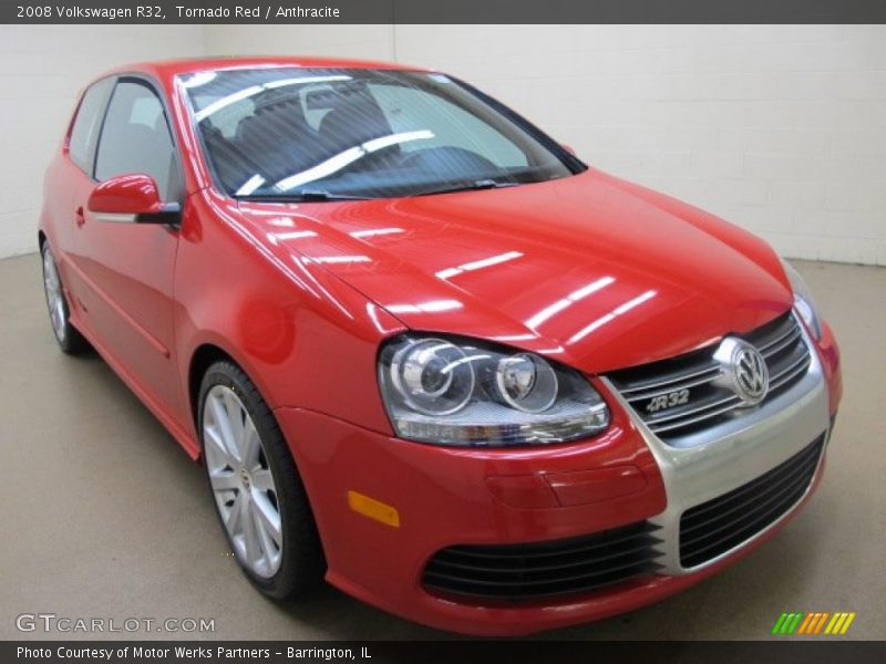 Front 3/4 View of 2008 R32 