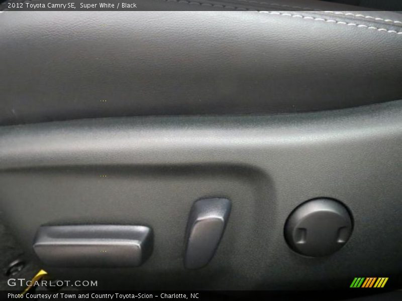 Super White / Black 2012 Toyota Camry SE