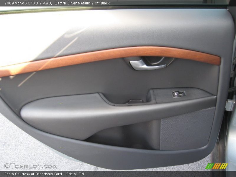 Electric Silver Metallic / Off Black 2009 Volvo XC70 3.2 AWD