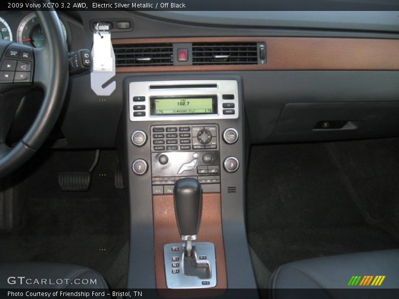 Electric Silver Metallic / Off Black 2009 Volvo XC70 3.2 AWD