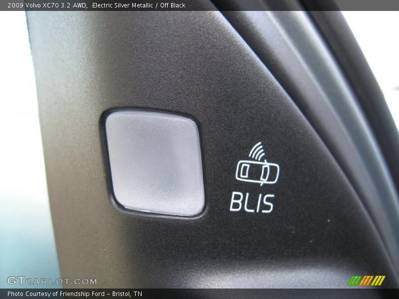 Electric Silver Metallic / Off Black 2009 Volvo XC70 3.2 AWD