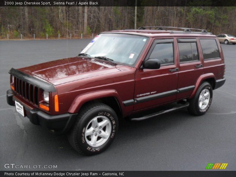 Front 3/4 View of 2000 Cherokee Sport
