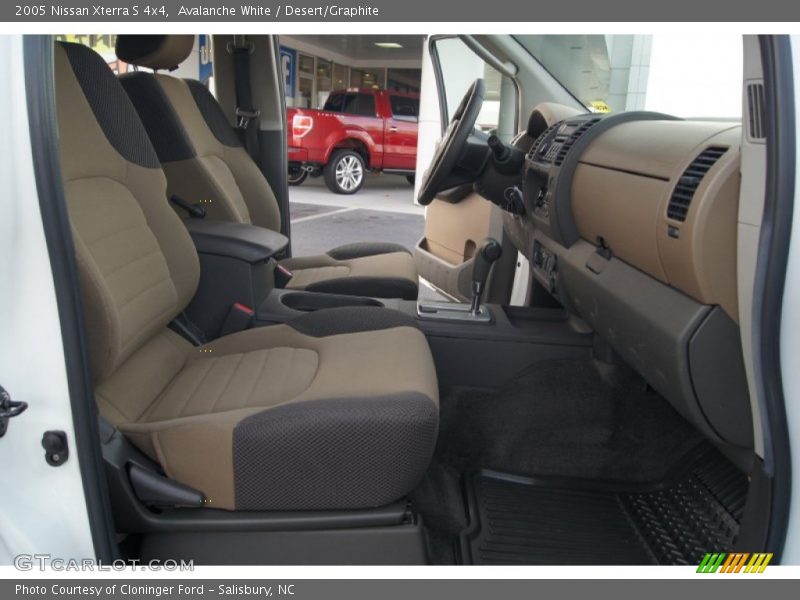 Front Seat of 2005 Xterra S 4x4