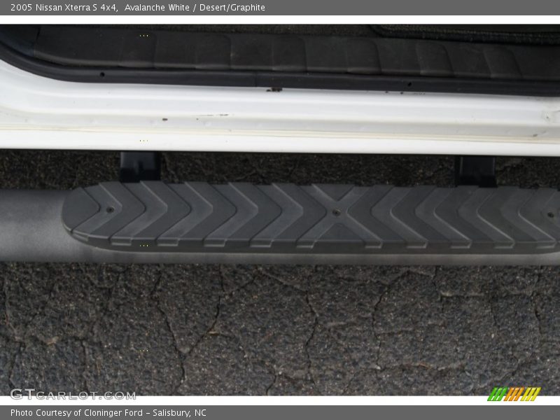Avalanche White / Desert/Graphite 2005 Nissan Xterra S 4x4