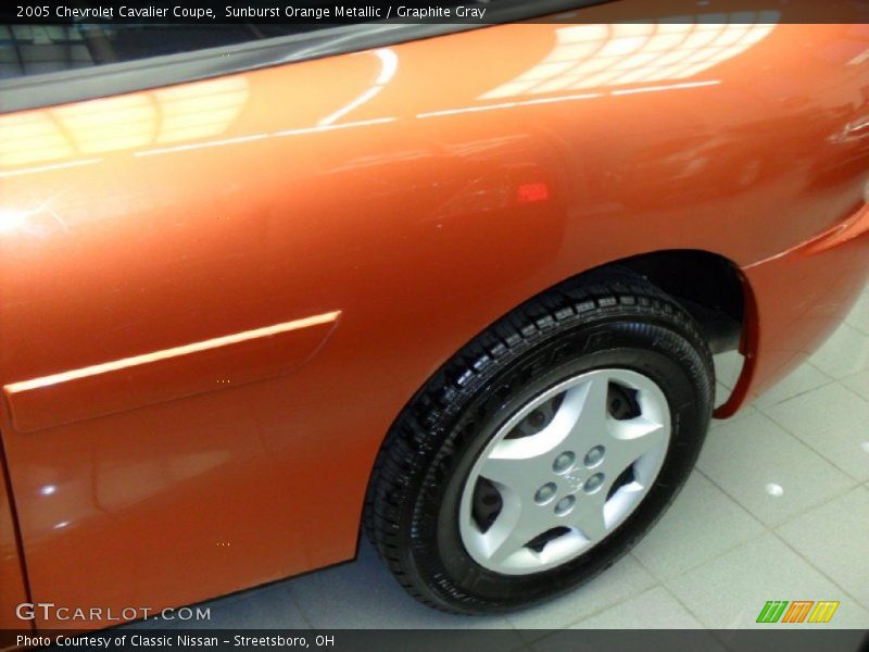 Sunburst Orange Metallic / Graphite Gray 2005 Chevrolet Cavalier Coupe