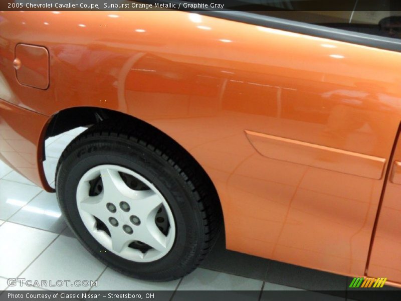 Sunburst Orange Metallic / Graphite Gray 2005 Chevrolet Cavalier Coupe