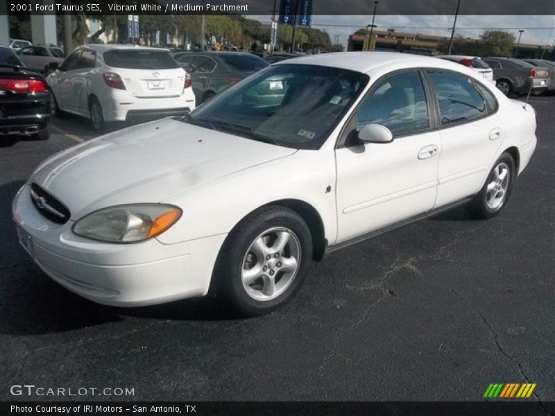 Front 3/4 View of 2001 Taurus SES