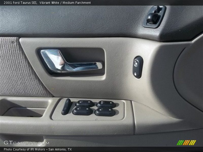 Vibrant White / Medium Parchment 2001 Ford Taurus SES
