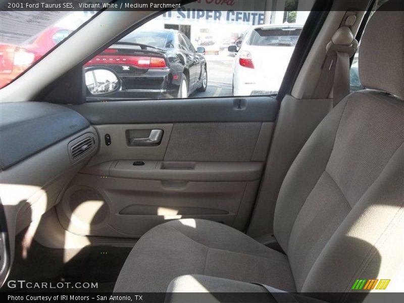 Vibrant White / Medium Parchment 2001 Ford Taurus SES