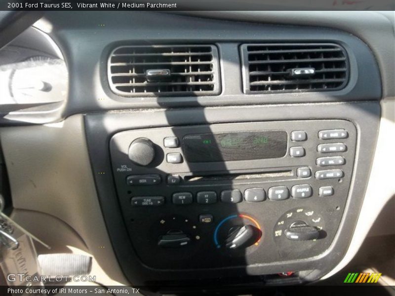 Vibrant White / Medium Parchment 2001 Ford Taurus SES