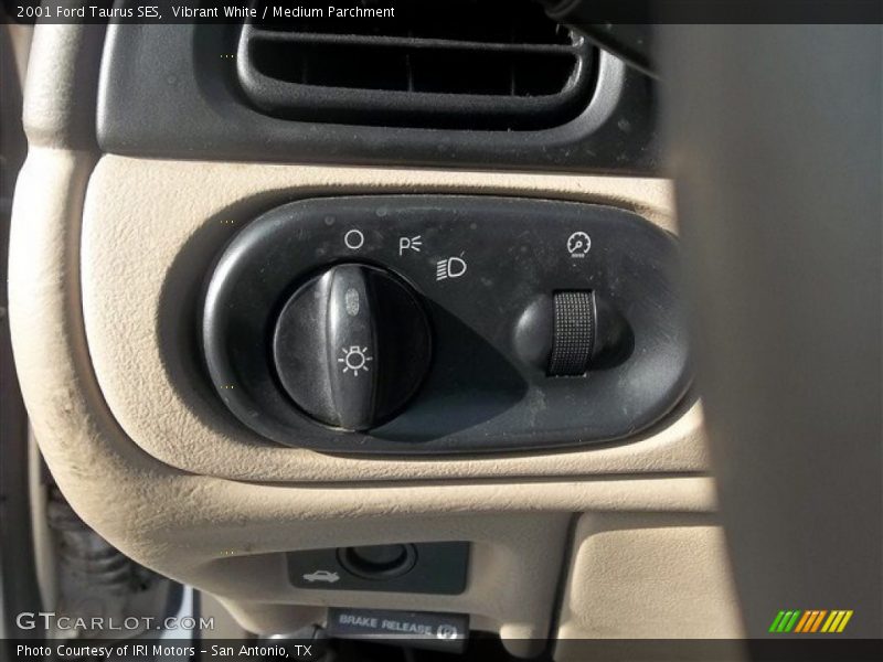 Vibrant White / Medium Parchment 2001 Ford Taurus SES