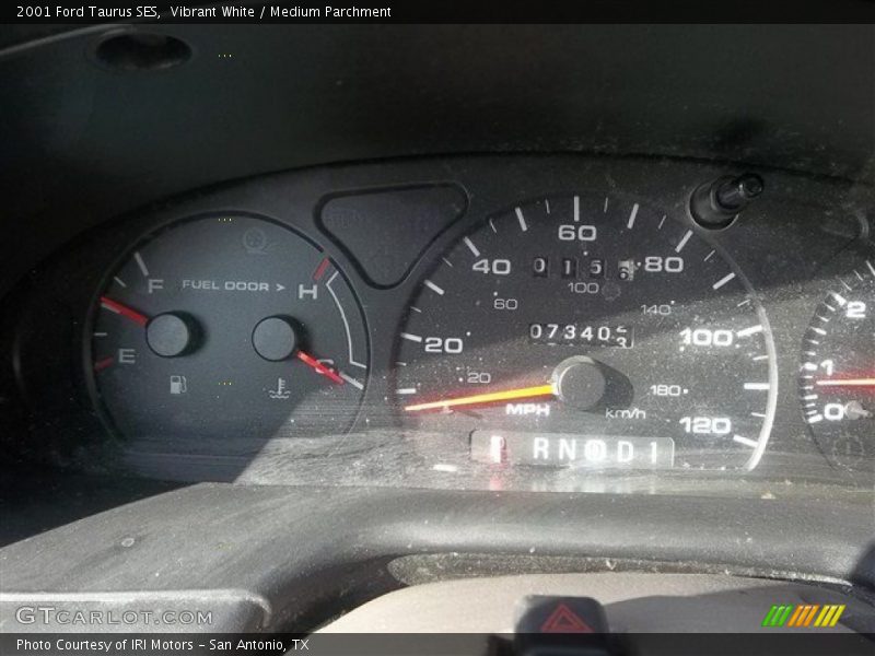 Vibrant White / Medium Parchment 2001 Ford Taurus SES