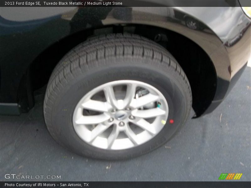 Tuxedo Black Metallic / Medium Light Stone 2013 Ford Edge SE