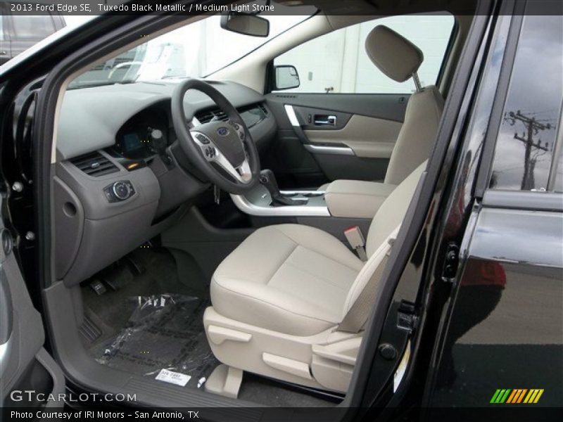 Tuxedo Black Metallic / Medium Light Stone 2013 Ford Edge SE