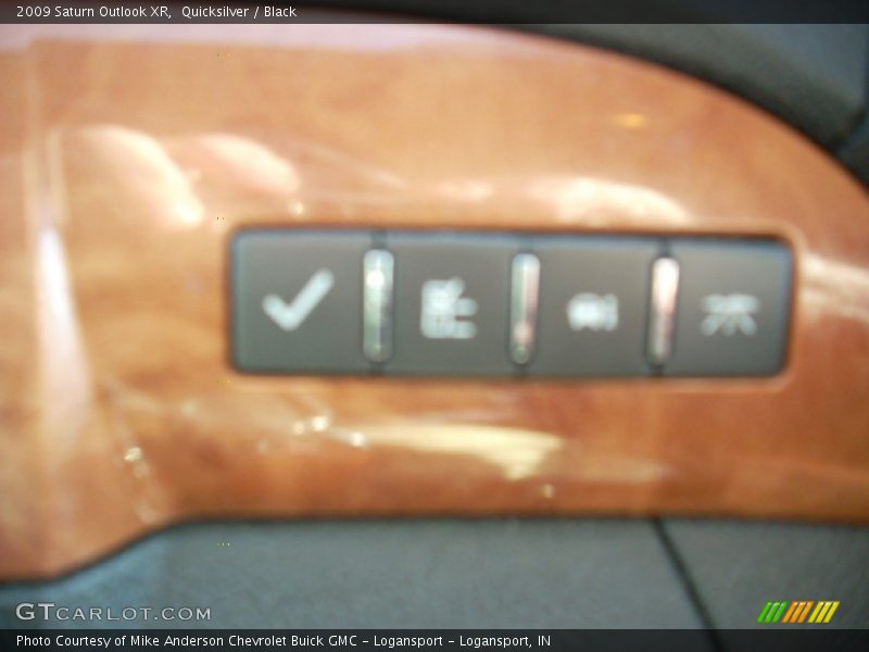 Quicksilver / Black 2009 Saturn Outlook XR