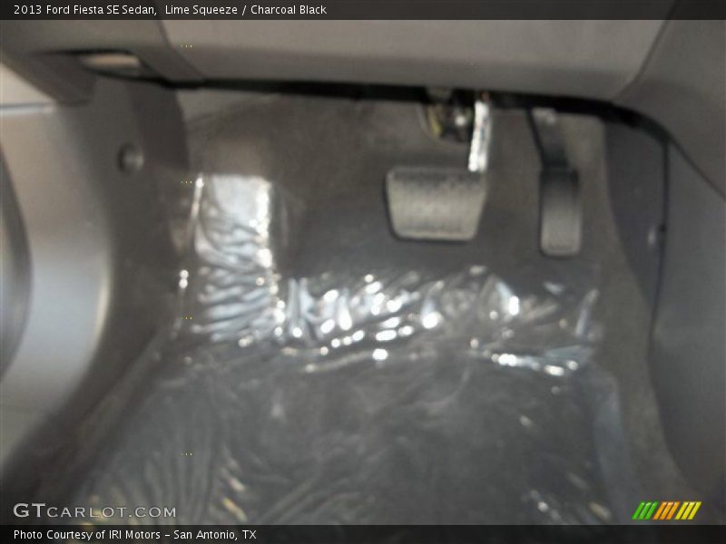 Lime Squeeze / Charcoal Black 2013 Ford Fiesta SE Sedan