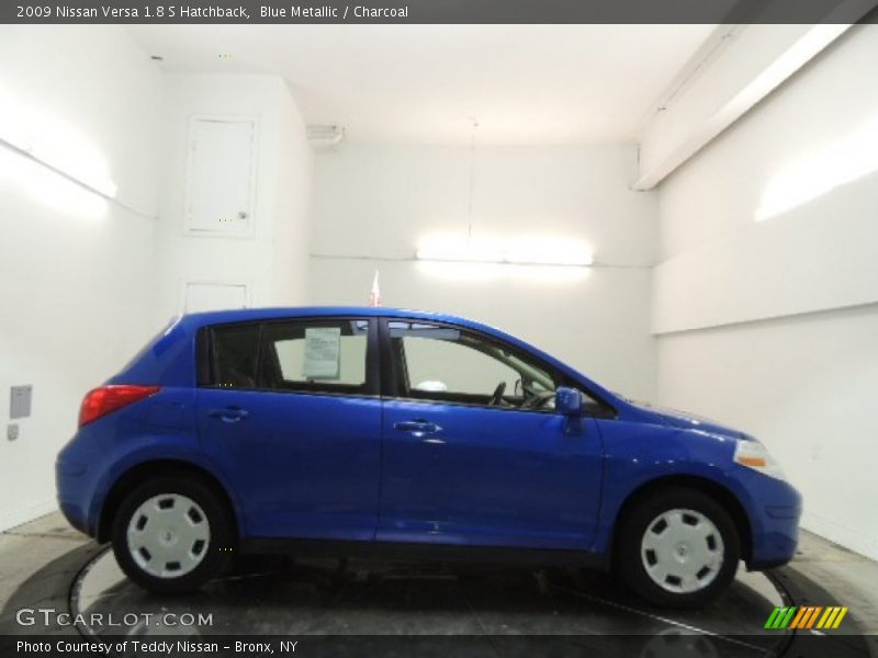Blue Metallic / Charcoal 2009 Nissan Versa 1.8 S Hatchback