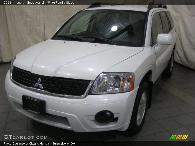 White Pearl / Black 2011 Mitsubishi Endeavor LS