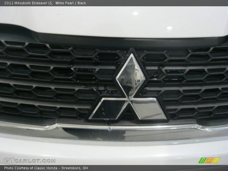 White Pearl / Black 2011 Mitsubishi Endeavor LS