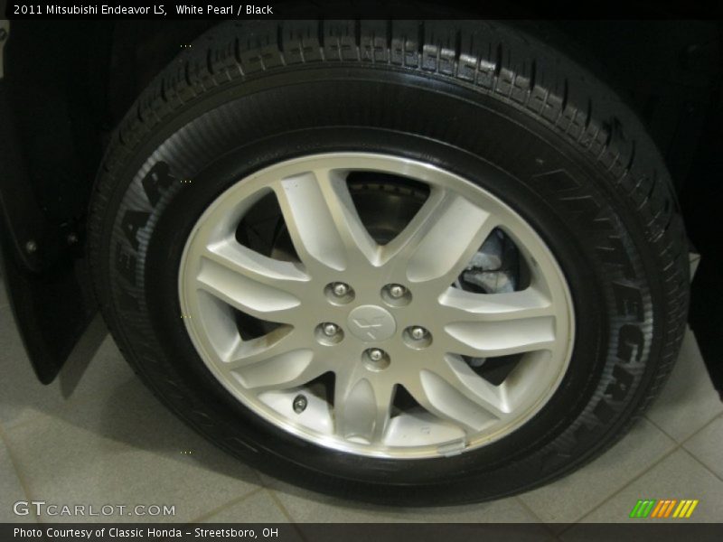 White Pearl / Black 2011 Mitsubishi Endeavor LS