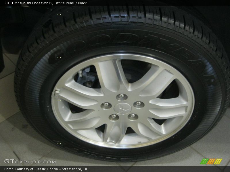 White Pearl / Black 2011 Mitsubishi Endeavor LS