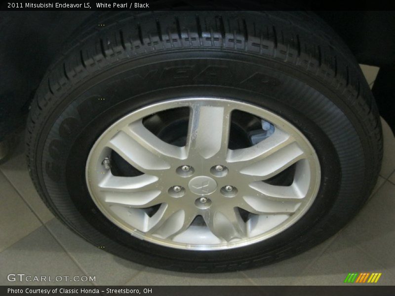 White Pearl / Black 2011 Mitsubishi Endeavor LS