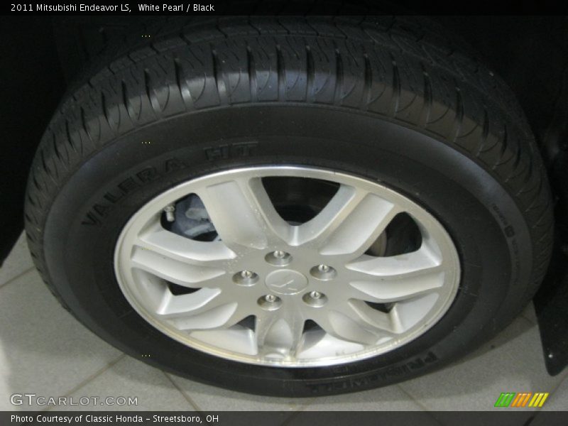 White Pearl / Black 2011 Mitsubishi Endeavor LS