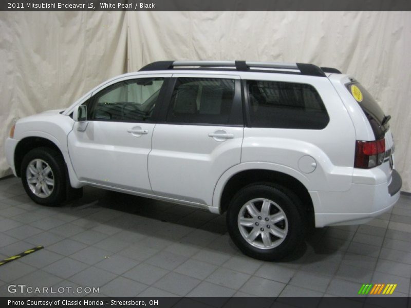 White Pearl / Black 2011 Mitsubishi Endeavor LS