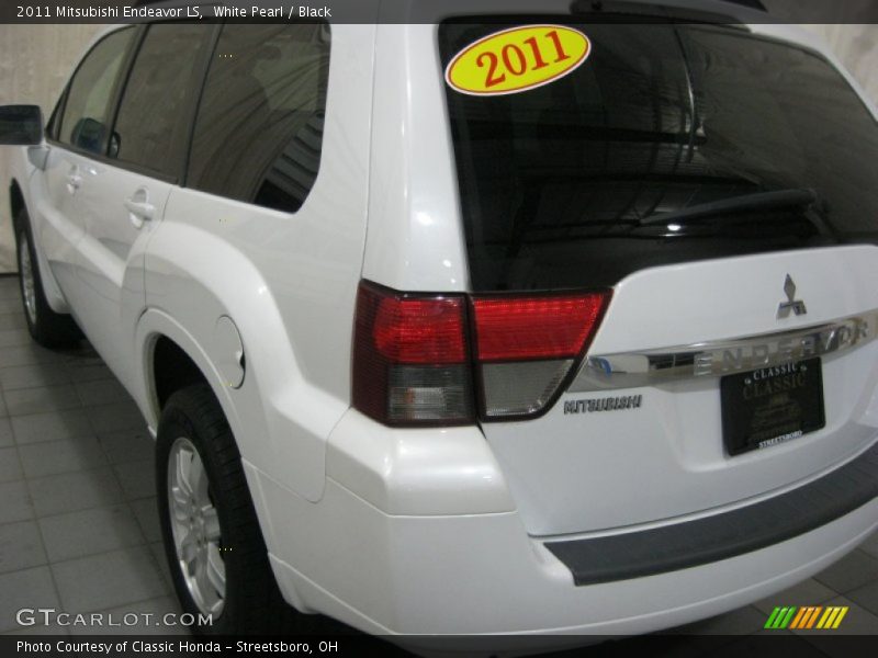 White Pearl / Black 2011 Mitsubishi Endeavor LS