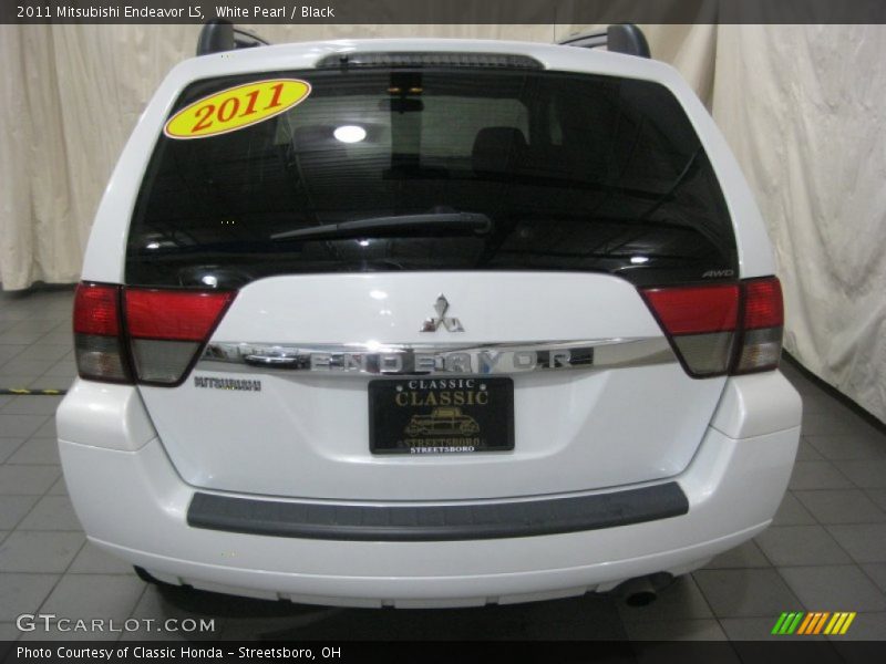 White Pearl / Black 2011 Mitsubishi Endeavor LS