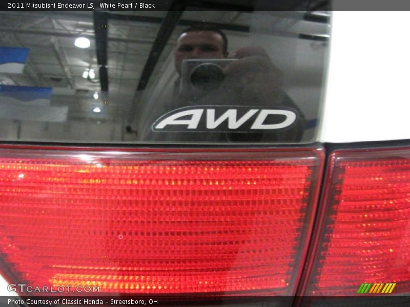 White Pearl / Black 2011 Mitsubishi Endeavor LS