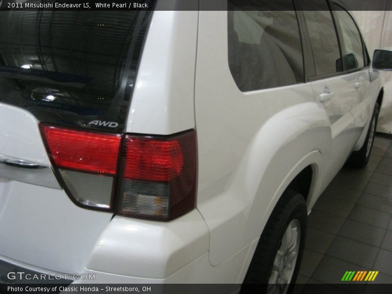 White Pearl / Black 2011 Mitsubishi Endeavor LS