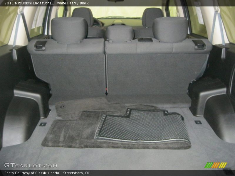 White Pearl / Black 2011 Mitsubishi Endeavor LS