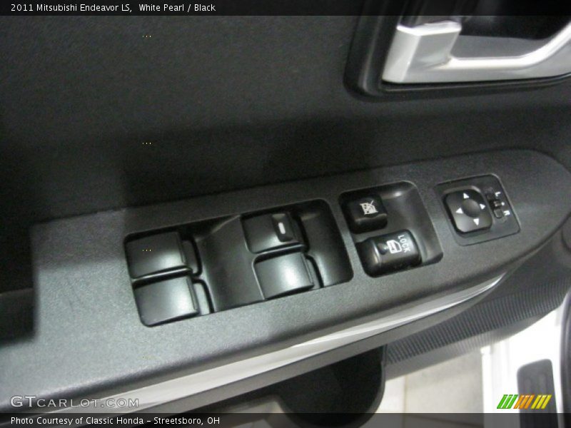 White Pearl / Black 2011 Mitsubishi Endeavor LS