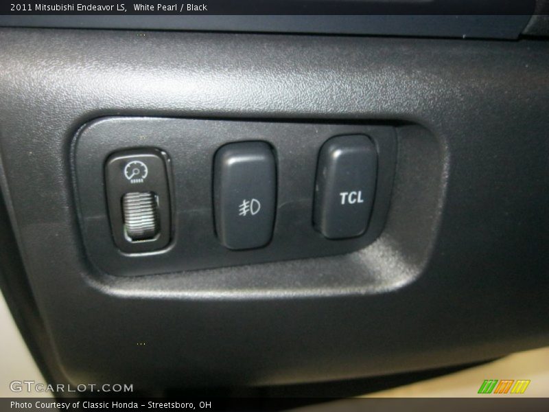 White Pearl / Black 2011 Mitsubishi Endeavor LS