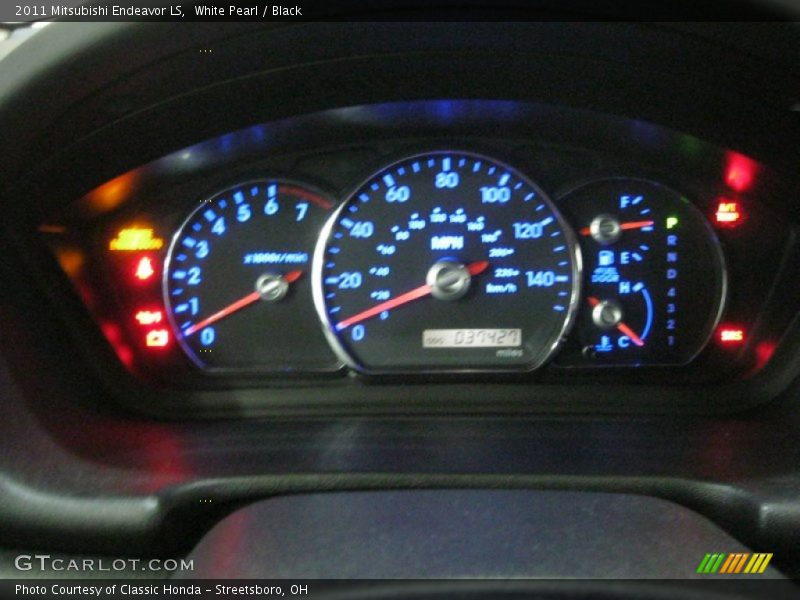White Pearl / Black 2011 Mitsubishi Endeavor LS