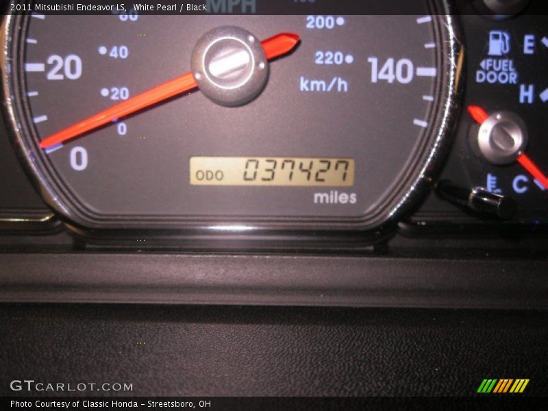 White Pearl / Black 2011 Mitsubishi Endeavor LS
