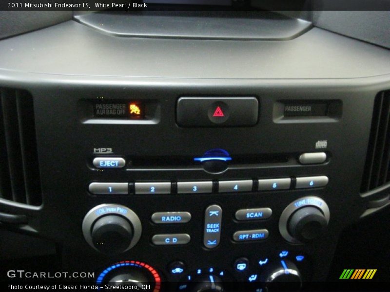 White Pearl / Black 2011 Mitsubishi Endeavor LS