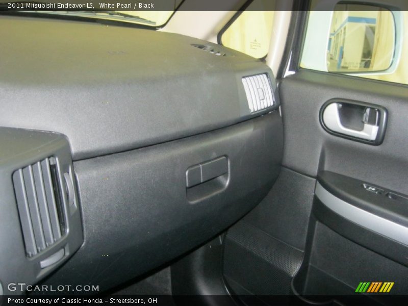 White Pearl / Black 2011 Mitsubishi Endeavor LS