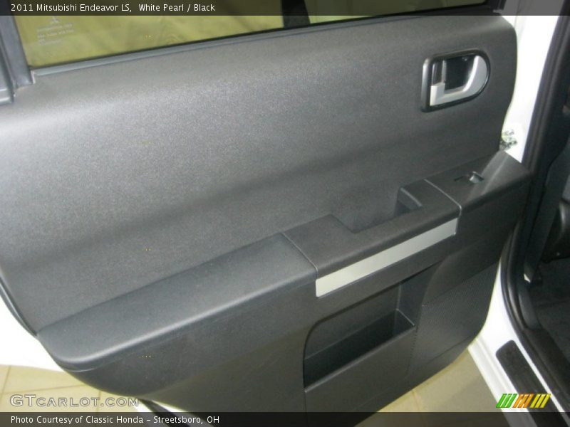 White Pearl / Black 2011 Mitsubishi Endeavor LS
