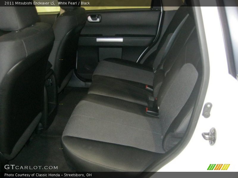 White Pearl / Black 2011 Mitsubishi Endeavor LS