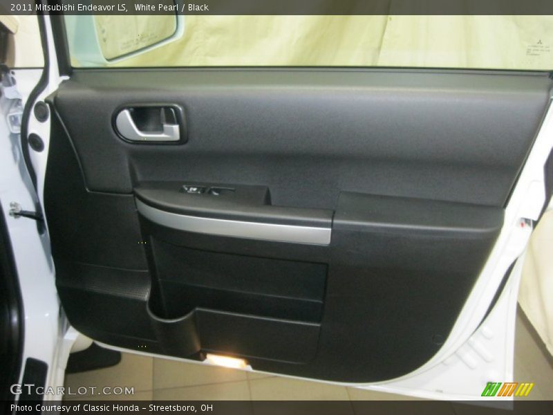 White Pearl / Black 2011 Mitsubishi Endeavor LS