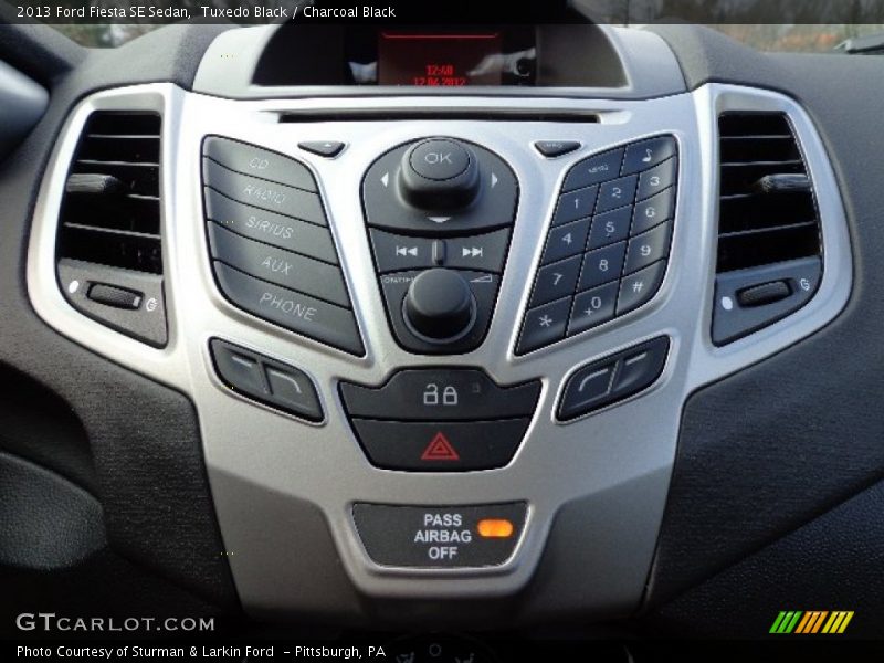 Tuxedo Black / Charcoal Black 2013 Ford Fiesta SE Sedan